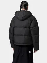 Campera puffer Carhartt modelo Toronto, color negro, con capucha, cierre frontal y logo bordado en el pecho.