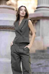 Pantalón cargo color verde militar, de corte recto y tiro alto, con bolsillos laterales con solapa y pinzas en la cintura.