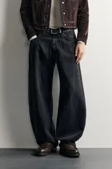 Jeans balloon fit de corte relajado y tiro medio, confeccionados en denim de algodón con efecto lavado y diseño clásico de cinco bolsillos.