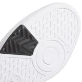 Championes Adidas modelo Hoops 4.0, de diseño urbano inspirado en el básquetbol. Presentan un empeine de cuero sintético blanco con las icónicas tres tiras laterales en color negro y detalles en gris en el talón. Cuentan con suela de goma tipo cupsole para mayor estabilidad y durabilidad.
