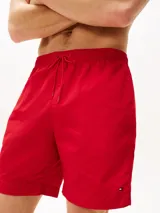 Short de baño rojo de nailon reciclado con cordón ajustable en la cintura, bolsillos laterales y logo de Tommy Hilfiger bordado en la parte inferior.