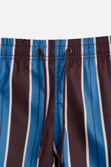 Short de baño confeccionado en tejido técnico con diseño de rayas verticales en tonos azul, marrón y beige. Cuenta con cintura elástica ajustable con cordón, bolsillos laterales y forro interior.