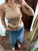 Musculosa dorada metalizada, de corte recto y escote redondo.
