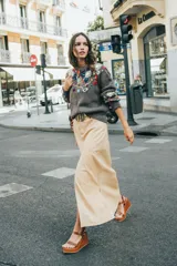 Sandalias de cuero color marrón chocolate con plataforma y taco corrido. Tira ancha sobre los dedos y tira al tobillo con hebilla dorada.