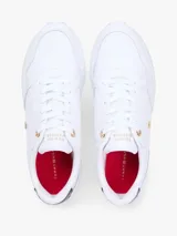 Zapatillas de piel blanca inspiradas en el running, con diseño de corte bajo, cordones, panel azul marino a contraste en el talón y suela de EVA.