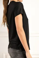 Remerón de manga corta, cuello redondo y calce oversize, en tejido de punto con brillo sutil.