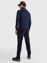 Suéter de cuello tortuga color azul marino, de corte regular, confeccionado en una mezcla de algodón Pima y cachemira. Presenta cuello, puños y bajo de punto canalé y un pequeño logo bordado en el pecho.