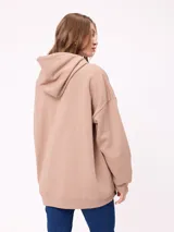 Canguro negro de corte holgado con capucha y cordones ajustables. Presenta un bolsillo frontal tipo canguro y un pequeño logo bordado en el pecho.