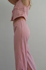 Chaleco corto a rayas verticales rojas y blancas, con cuello redondo y sisas amplias.