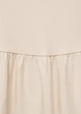 Vestido midi de diseño combinado, con cuerpo de algodón y elastano de ajuste ceñido y falda de algodón con corte evasé y panel fruncido en la cintura. Presenta cuello escotado y tirantes anchos.