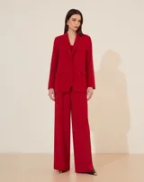 Blazer rojo con solapas de muesca, cierre frontal con dos botones y bolsillos de parche.