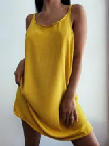 Vestido corto negro de breteles finos.