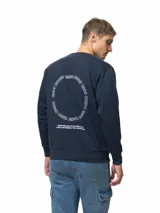 Buzo de felpa color azul marino con cuello redondo, puños y ruedo acanalados. Presenta un estampado frontal con el número 1956 y un diseño de círculos entrelazados.