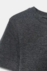 Camiseta de cuello redondo y manga corta, con corte regular fit.