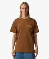 Remera de manga corta color marrón, con cuello redondo y un pequeño logo bordado en color dorado en el pecho.