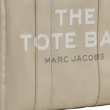 Bolso tote de gran tamaño Marc Jacobs, confeccionado en lona de algodón negra con el logo estampado en blanco en el frente. Cuenta con asas superiores reforzadas y una estructura amplia y resistente.