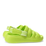 Sandalias de goma color amarillo limón, con diseño de tiras horizontales y ajuste elástico en el talón.