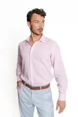 Camisa celeste de lino y algodón, de manga larga y corte clásico.