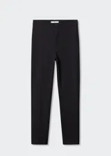 Pantalón skinny de tiro alto y corte crop, con diseño entallado y bolsillos de ribete en la parte posterior. Cuenta con cierre oculto de botón, gancho y cremallera.