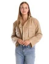 Chaqueta de cuero sintético en color verde militar, con cuello alto, cierre frontal con botones a presión y bolsillos frontales con solapa.