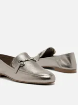 Mocasines plateados con detalle de hebilla metálica en la parte delantera.