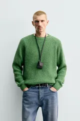 Sweater de punto perlado botonato en color marrón, corte regular fit, con cuello redondo y manga larga.