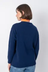 Sweater color beige de tejido de punto con cuello redondo y mangas largas.
