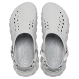 Zuecos Crocs Echo Clog en color verde militar, con diseño completamente moldeado, aberturas para ventilación y correa trasera ajustable de tela.