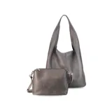 Cartera de hombro tipo hobo en símil cuero color negro, de diseño amplio y correa integrada.