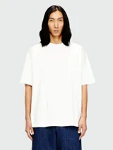 Remera de corte oversize en color blanco, confeccionada en algodón de alta calidad con cuello redondo y mangas cortas.