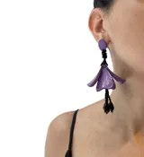 Aros colgantes largos color verde oscuro, con forma de flor con pétalos de resina y cuentas colgantes.