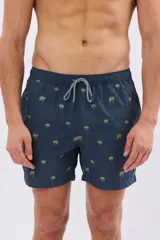 Short de baño azul marino con bordado de pequeñas palmeras, cintura elástica con cordón ajustable y bolsillos laterales.