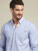 Camisa de vestir a rayas verticales azules y blancas, de corte regular fit y manga larga.