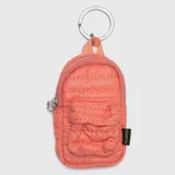 Llavero en forma de mini mochila acolchada color salmón, con cierre principal y bolsillo frontal. Incluye argolla metálica para colgar y etiqueta de marca lateral.
