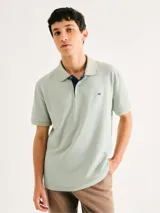 Chomba de manga corta color negro con cuello y tapeta interior en color gris claro. Presenta un pequeño bordado en el pecho y detalles de ribete en gris en el cuello y las mangas.