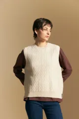 Chaleco tejido de punto en color azul marino, con diseño de textura sutil en relieve, escote redondo y terminaciones acanaladas en cuello, sisas y ruedo.