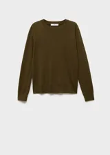 Jersey de punto fino en color verde oliva, con cuello redondo, manga larga y diseño de corte recto.