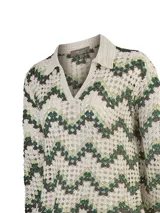 Sweater tejido a crochet de manga larga, con cuello polo y escote en V, con diseño geométrico en tonos beige, verde y marrón.