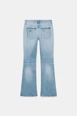 Jeans de tiro bajo con diseño bootcut y acabado flare en el bajo. Cuenta con cinco bolsillos, trabillas para cinturón y cierre frontal con cremallera y botón metálico.