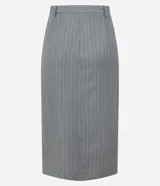 Pollera lápiz de sastrería color gris con finas rayas verticales, cintura estructurada con trabillas, caída recta y una abertura frontal discreta.