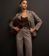 Pantalón de vestir de punto roma con estampado de cuadros príncipe de gales, corte recto y cintura baja.