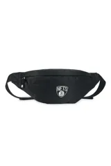 Riñonera negra de nylon con textura cuadriculada, cuenta con cierre principal y logo de los Brooklyn Nets estampado en el frente. Incluye correa regulable.