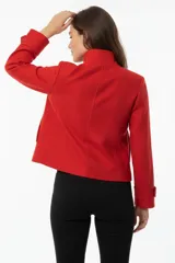 Tapado corto de estilo marinero en color rojo, con doble botonadura frontal, solapas anchas y detalle de trabas en los puños.