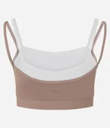 Top deportivo de microfibra con diseño de doble capa, compuesto por una capa exterior en color tostado y una capa interior en color blanco. Presenta breteles finos y un ajuste cómodo para actividades de bajo impacto.
