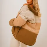 Campera puffer gris con cierre frontal y cuello alto.