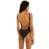 Malla enteriza color marrón con ribetes en color crema en cuello y sisas. Presenta un diseño de escote redondo y un pequeño logo estampado en el centro del pecho.