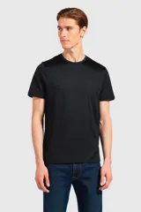 Remera de manga corta y cuello redondo, de corte clásico y diseño liso.