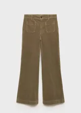 Pantalón de pana color tostado, de tiro alto y diseño culotte con bolsillos de parche delanteros.
