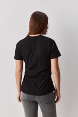 Remera negra de manga corta, con cuello redondo y diseño de corte recto.