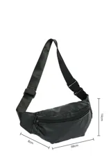 Riñonera negra con cierre frontal y correa ajustable con hebilla.